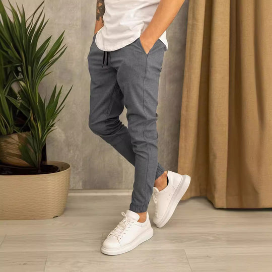 Herren Slim-Fit Jogginghose mit elastischem Bund und praktischen Seitenklapptaschen EB