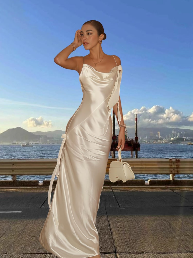 Damen Elegantes Satin-Maxikleid mit raffiniertem Raffungseffekt und asymmetrischen Trägern EB