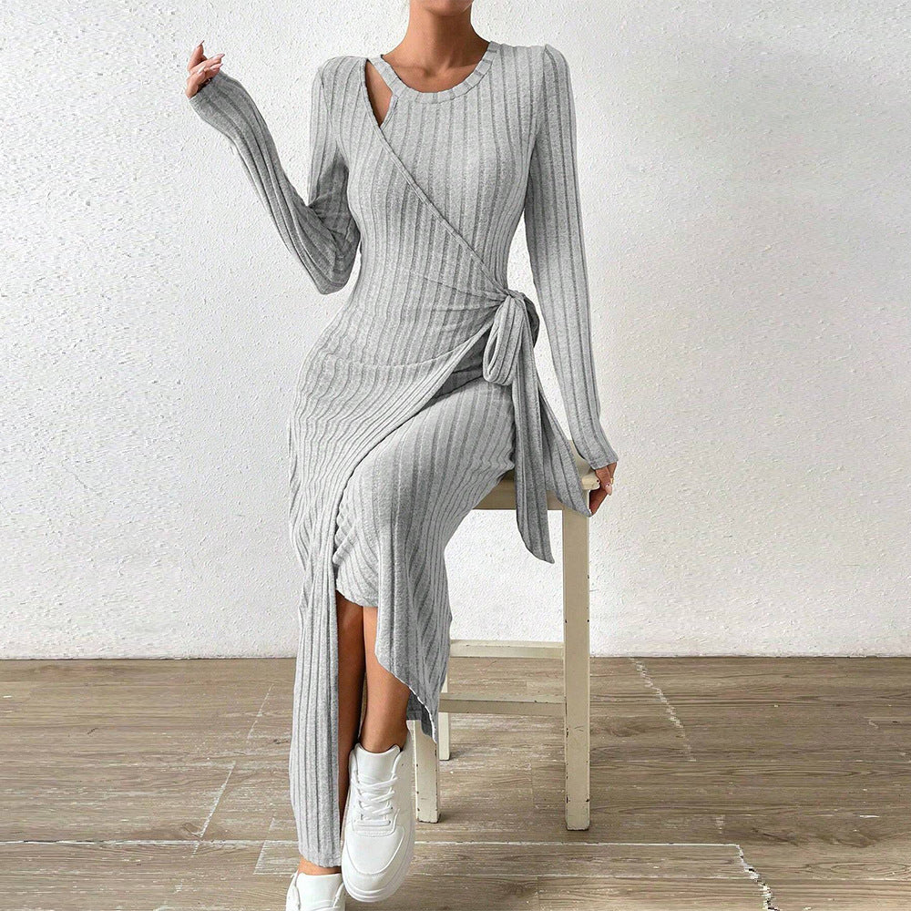 Damen geripptes Midikleid mit Wickeloptik, Taillenbindegürtel, One-Shoulder Cutout und seitlichem Beinschlitz Eichborn Berlin