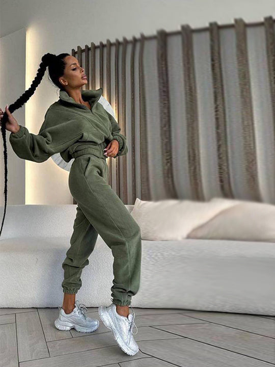 Damen kurzes Reißverschluss-Hoodie mit elastischem Bund und schmal zulaufender High-Waist-Jogginghose aus schwerem French-Terry Eichborn Berlin