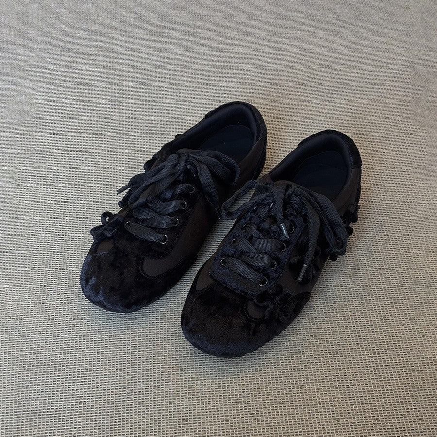 Damen Sportliche Sneaker mit elegantem Samtoberteil und modischen Applikationen EB