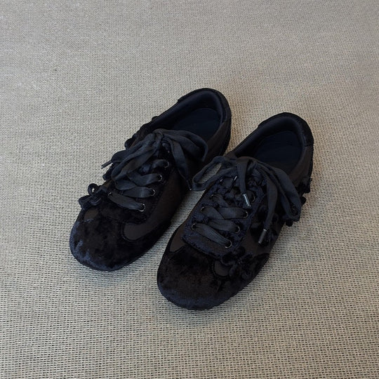Damen Sportliche Sneaker mit elegantem Samtoberteil und modischen Applikationen EB