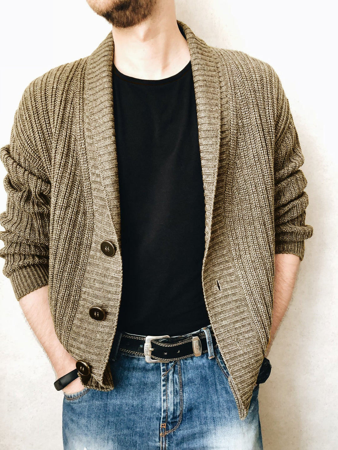 Herren Strickjacke mit großem Kragen und dekorativen Knöpfen EB