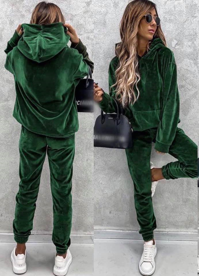 Damen Velours-Lounge-Set mit kuscheliger Kapuzenpullover und schmal zulaufender Jogginghose EB
