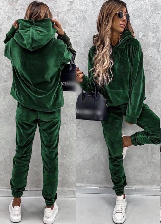 Damen Velours-Lounge-Set mit kuscheliger Kapuzenpullover und schmal zulaufender Jogginghose EB