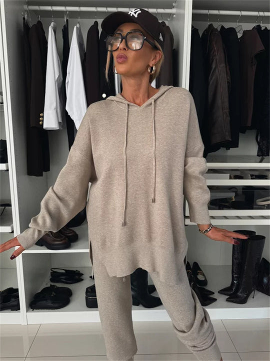 Damen Lounge-Set aus weichem Feinstrick mit übergroßem Kapuzenpullover und schmal zulaufender Bündchenhose EB