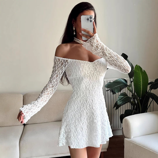 Damen Spitzenkleid mit langen Ärmeln und transparentem Detail EB