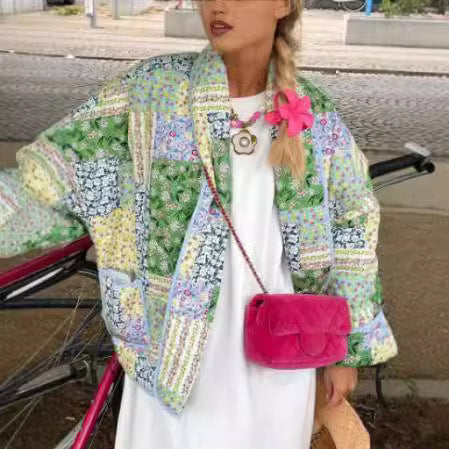 Damen gesteppte Patchwork-Jacke mit bunten Blumenmustern und praktischen Taschen EB