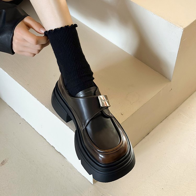Damen elegante Loafers mit Metallakzent und robuster Sohle EB
