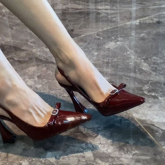 Damen elegante Slingback-Pumps mit glanzvoller Lackoberfläche und funkelndem Schmuckdetail EB