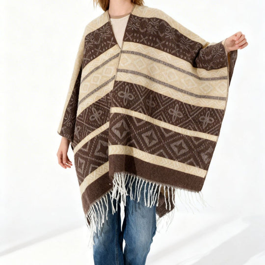 Damen Überwurfcape mit Jacquard‑Strick, V‑Ausschnitt und Fransensaum EB