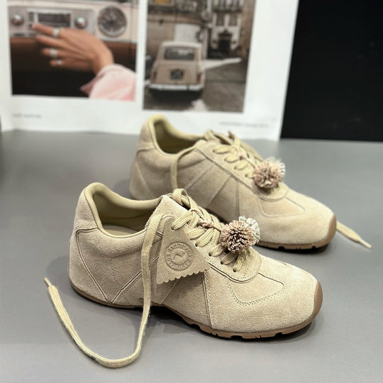 Damen Sneaker mit verspieltem Pompon-Detail und atmungsaktivem Obermaterial EB