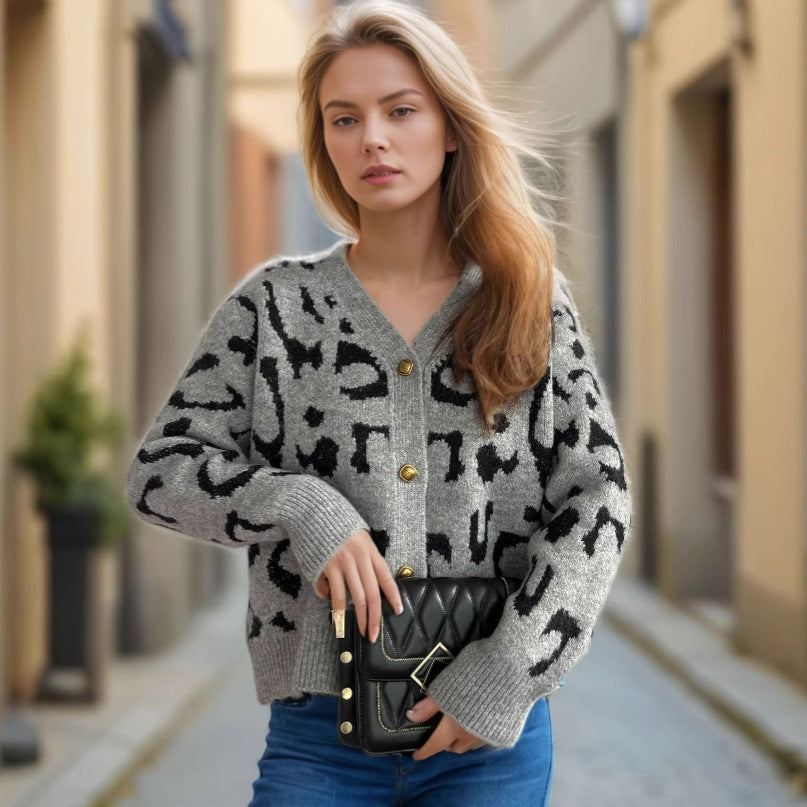 Damen Strickjacke im modernen Leopardenmuster mit Knopfdetails EB