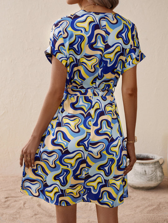 Damen V-Ausschnitt Kleid mit Bindegürtel und modernem Muster EB