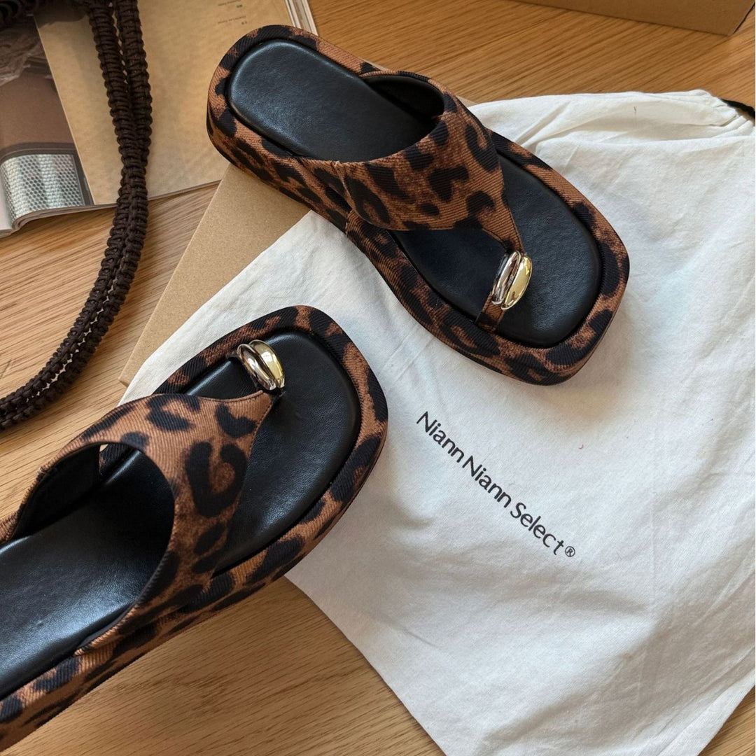 Damen Komfortable und stilvolle Zehentrenner mit hochwertiger Leder-Oberfläche und großzügiger Sohle EB