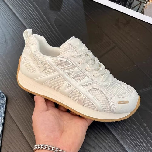 Damen Sportliche Sneakers mit atmungsaktiver Mesh-Oberfläche und eleganten Metallic-Akzenten EB
