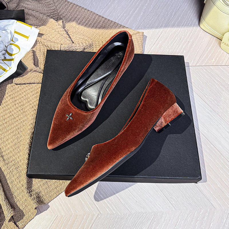 Damen Elegante spitze Pumps mit komfortablem Blockabsatz und stilvollem Schmuck EB