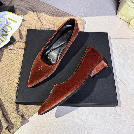 Damen Elegante spitze Pumps mit komfortablem Blockabsatz und stilvollem Schmuck EB