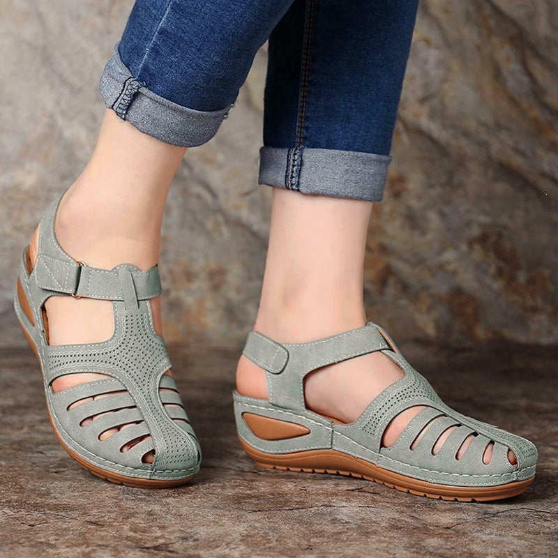 Damen Bequeme orthopädische Sandalette mit geschlossener Zehenpartie und verstellbarem Klettverschluss EB