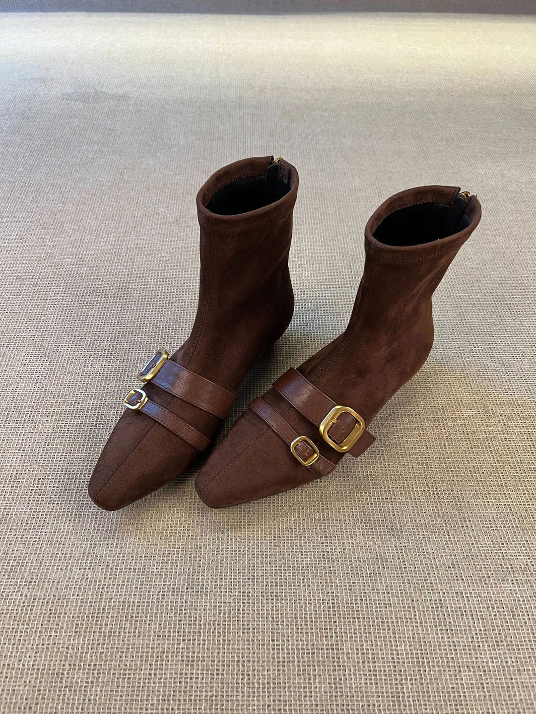 Damen Ankle Boots mit elegantem Riemen und spitz zulaufendem Design EB