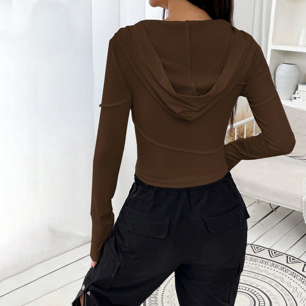 Damen geripptes Cropped-Longsleeve mit Kapuzenkragen, asymmetrischen Nähten und Trompetenärmeln Eichborn Berlin
