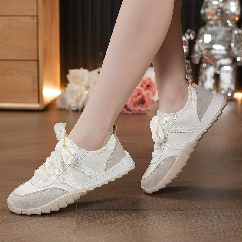 Damen modische Sneakers mit innovativen Satin-Details EB