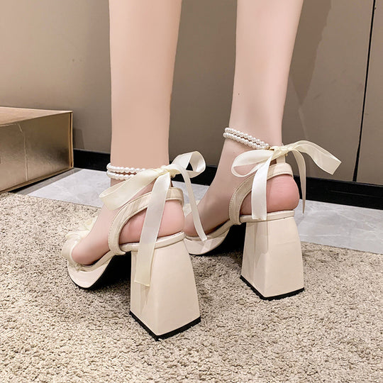 Damen elegante Blockabsatz Sandalen mit Rüschendetail und Perlenschmuck EB