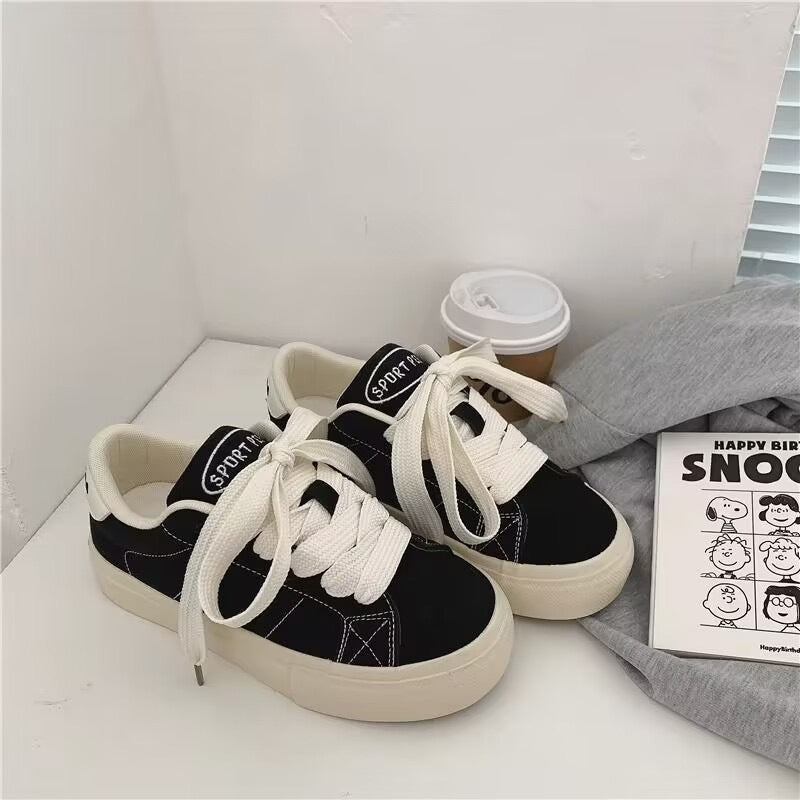Damen Sportliche Sneakers aus hochwertigem Wildleder mit bequemen Schnürdetails EB