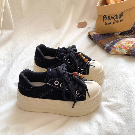 Damen Plateau-Sneaker mit dekorativen Schnürdetails und komfortabler Sohle EB