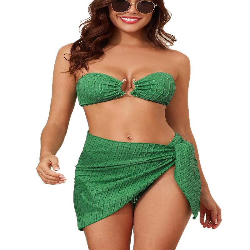 Damen Bandeau-Bikini mit elegantem Wickelrock und stylischem Schmuckdetail EB