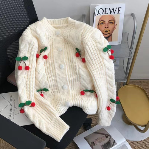 Damen Strickjacke mit verspieltem Kirschmotiv und eleganten Zopfmustern EB
