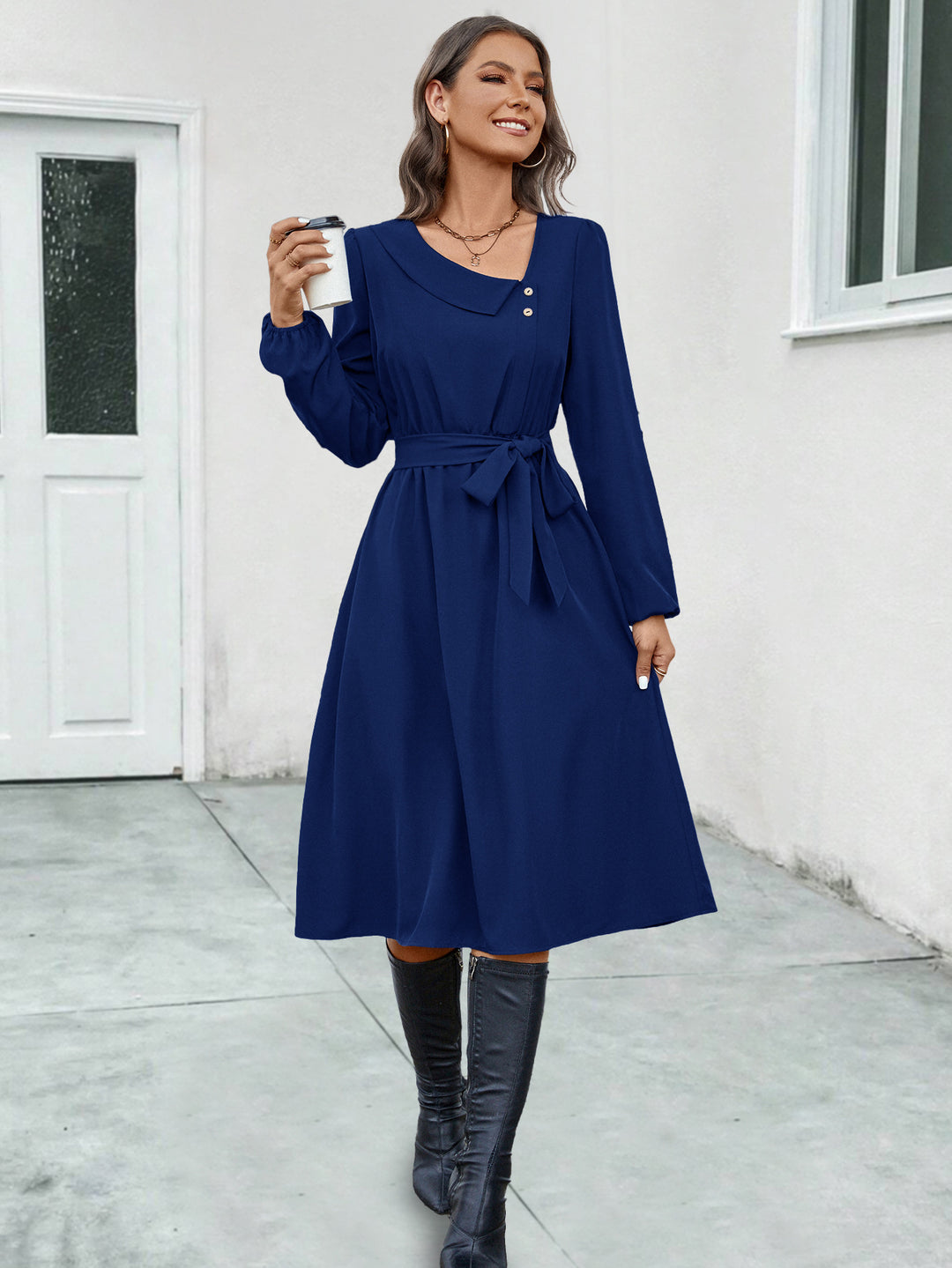 Damen Midikleid mit tailliertem Schnitt und eleganten Knopfdetails EB