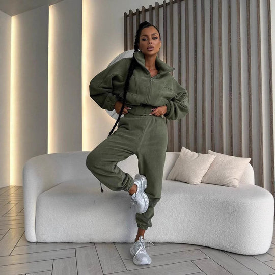 Damen kurzes Reißverschluss-Hoodie mit elastischem Bund und schmal zulaufender High-Waist-Jogginghose aus schwerem French-Terry Eichborn Berlin
