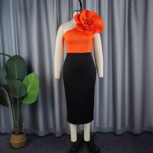 Damen figurbetontes Kleid mit asymmetrischem Blumenakzent EB