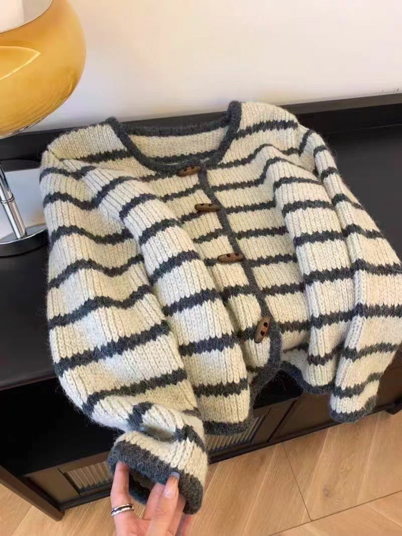 Damen Strickjacke im Boho-Stil mit Knopfleiste und breiten Ärmel EB