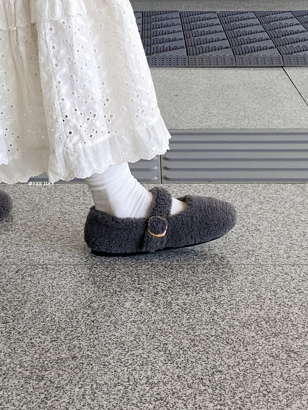 Damen Flauschige Hausschuhe mit eleganter Schnallen-Applikation EB