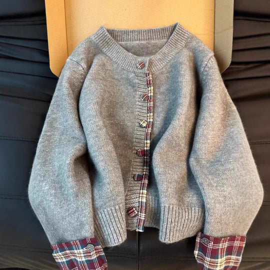 Damen Strickjacke mit Kontrastkragen und dekorativen Knöpfen EB