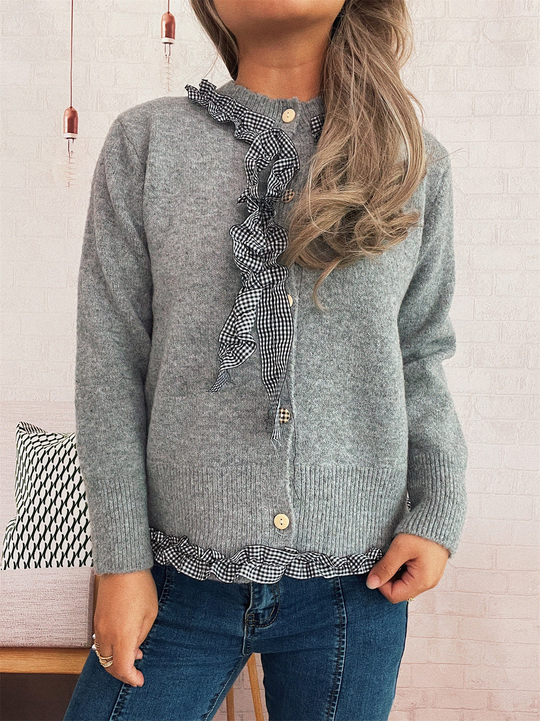 Damen Strickjacke mit romantischem Rüschenabschluss und detailverliebtem Knopfdurchzug EB