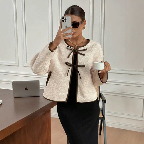 Damen Kuschelige Fleecejacke mit dekorativer Schnürung und praktischen Taschen EB