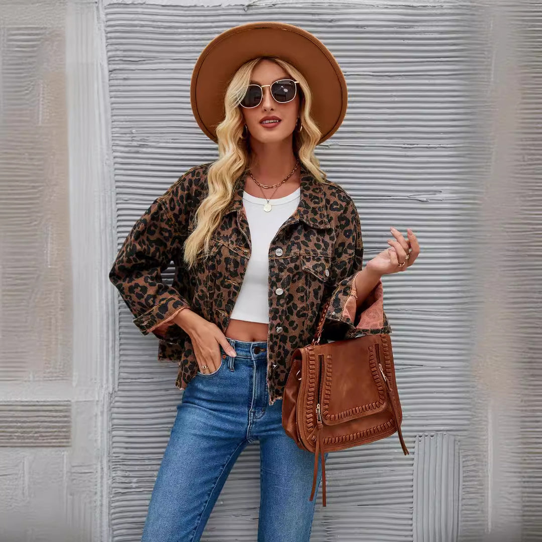 Damen Jeansjacke im angesagten Leo-Design mit oversized Schnitt EB