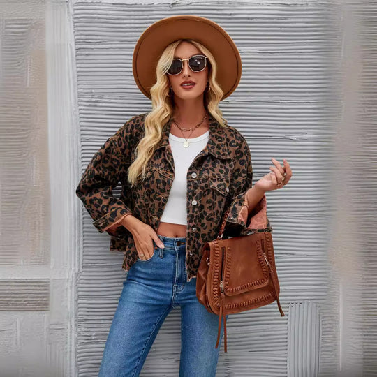 Damen Jeansjacke im angesagten Leo-Design mit oversized Schnitt EB