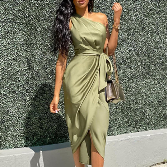Damen Kleid mit asymmetrischem Schnitt und elegantem Detail EB
