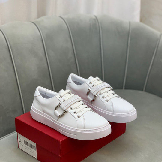 Damen Sneakers mit modischem Schnallen-Detail und rutschfester Sohle EB