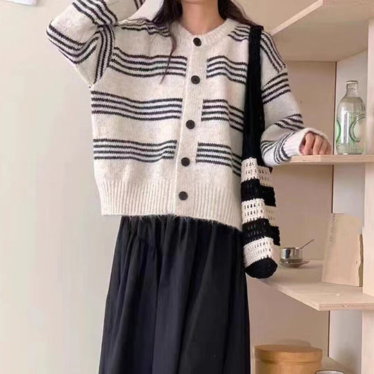 Damen modische Strickjacke mit feiner Streifenstruktur und dekorativen Knöpfen EB