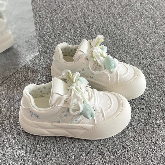 Damen Sneakers mit dekorativen Blütenakzenten und bequemer Polsterung EB