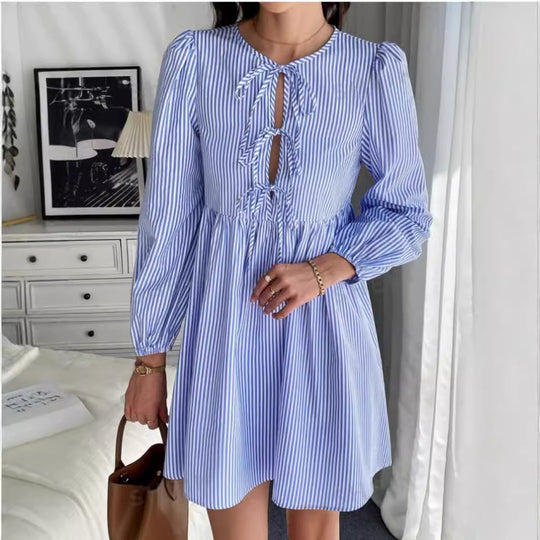 Damen Kleid mit verspieltem Schnitt und Rüschendetails EB