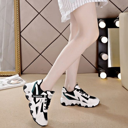 Damen Sportliche Sneaker mit atmungsaktiver Mesh-Oberfläche und dämpfender Laufsohle EB