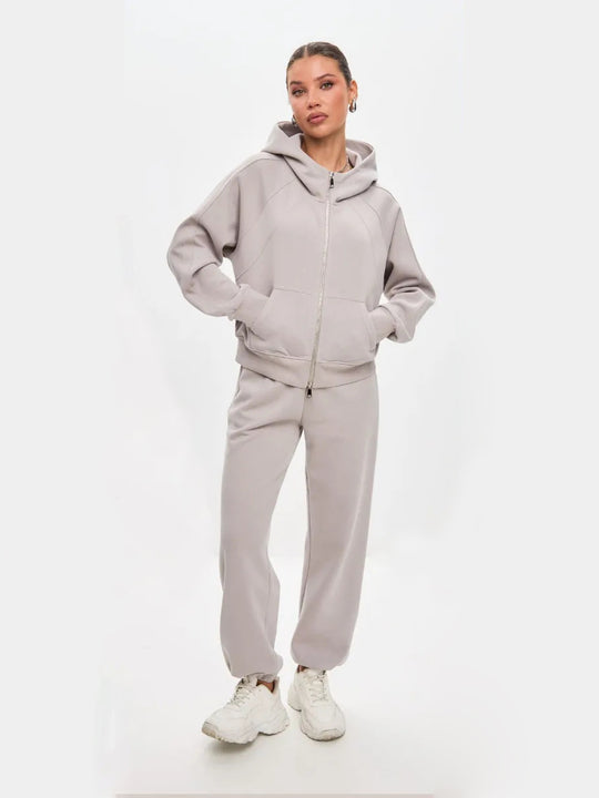 Damen entspanntes Fleece-Zweiteiler Set mit Raglan-Kapuzenjacke, durchgehendem Reißverschluss und gerader Relax-Jogginghose Eichborn Berlin