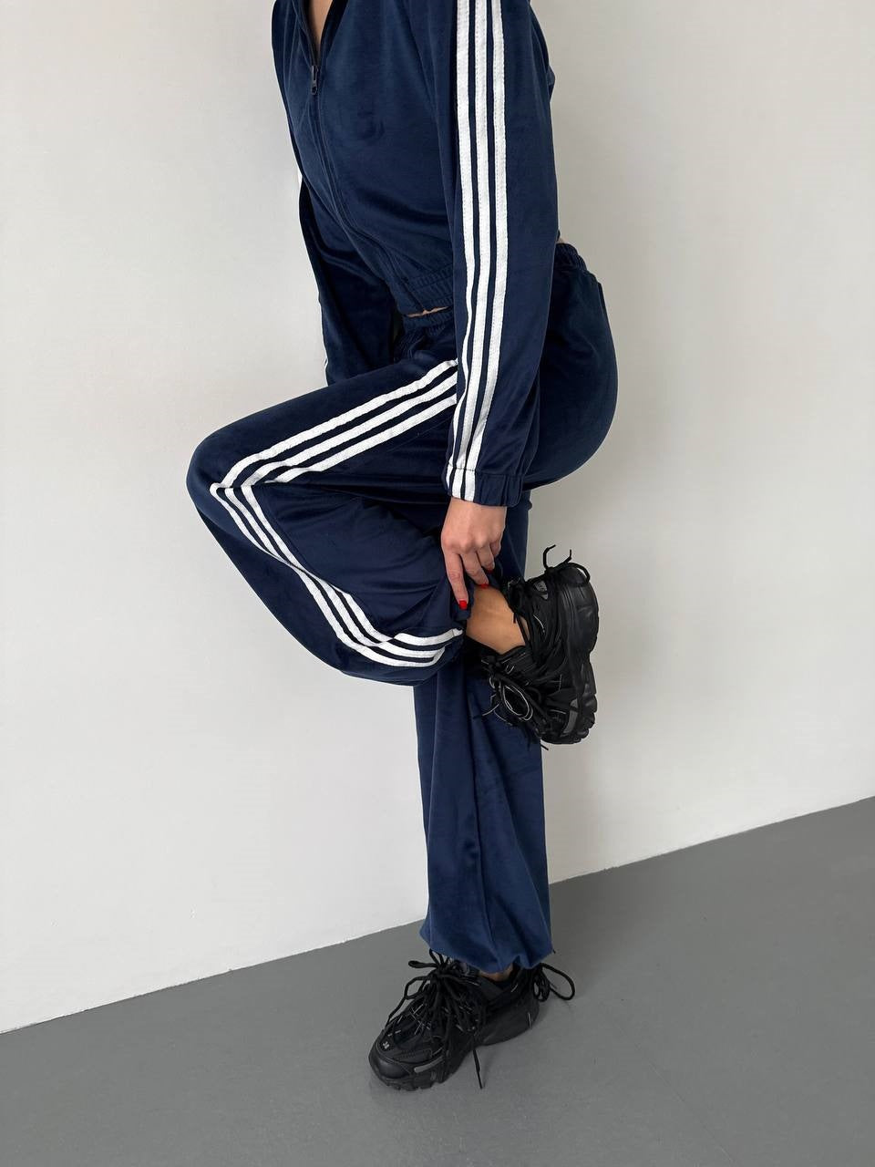 Damen Retro-Samt Trainingsanzug mit seitlichen Streifen, hochgeschnittener Bund und Reißverschluss Eichborn Berlin