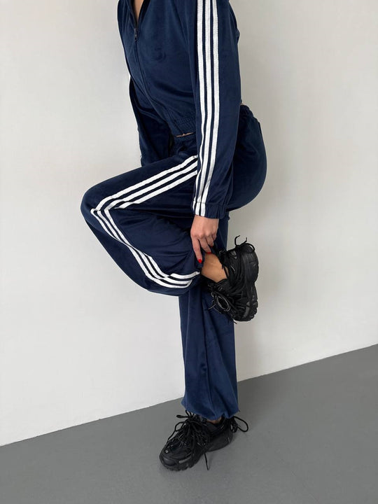 Damen Retro-Samt Trainingsanzug mit seitlichen Streifen, hochgeschnittener Bund und Reißverschluss Eichborn Berlin